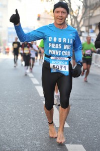 Barefoot Semi-marathon de Boulogne-Billancourt 2011. 1:40:05, avec le sourire.