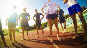 Un groupe de coureurs pieds nus lors d'une animation