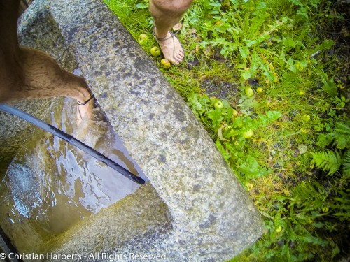 EcoTrail du Massif des Brasses 2014 - Un brin de toilette aux Jourdillets pour faire disparaître les traces du dérapage dans l'herbe dans la descente ;-)