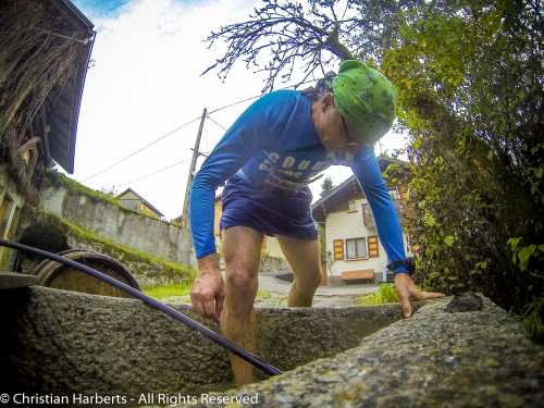 EcoTrail du Massif des Brasses 2014 - Un brin de toilette aux Jourdillets pour faire disparaître les traces du dérapage dans l'herbe dans la descente ;-)