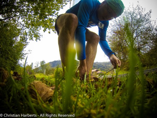 EcoTrail du Massif des Brasses 2014 - Pause technique pour resserrer les lacets de la sandale gauche, en cuir, ça se détend quand c'est mouillé, puis ça ballote - m'énerve !