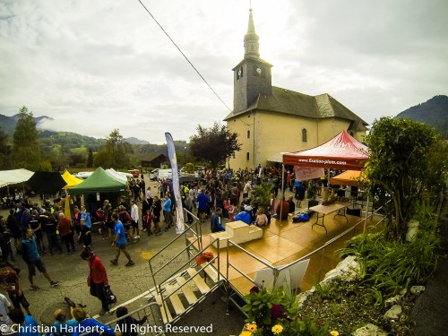 EcoTrail du Massif des Brasses 2014 - Village de 'ETMB, place du village d'Onnion.