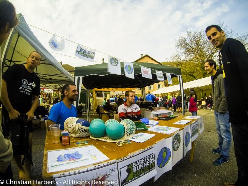 EcoTrail du Massif des Brasses 2014 - Stand de la BRS France, avec Frédéric,  Lambda, Spirit Bear et Chilvao (Sergio) et des curieux/es.