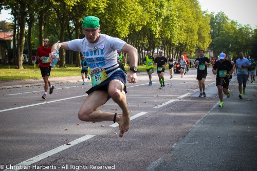 4ième participation pieds nus de Christian Harberts à la course Paris-Versailles 2014