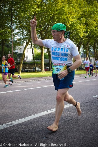 4ième participation pieds nus de Christian Harberts à la course Paris-Versailles 2014