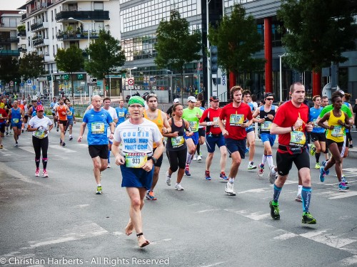 4ième participation pieds nus de Christian Harberts à la course Paris-Versailles 2014 - Photo Elisabeth Harberts