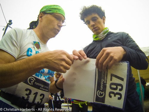 Trail du Massif des Brasses 2015 - Christian aide Théo à fixer son dossard