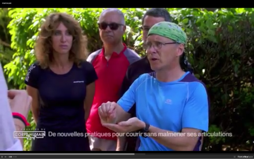 Adriana Karembeu et Michel Cymès apprennent la course pieds nus avec Christian Harberts pour "Les incroyables pouvoirs du corps humain".