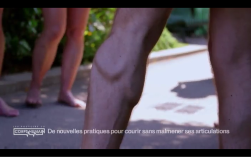 Adriana Karembeu et Michel Cymès apprennent la course pieds nus avec Christian Harberts pour "Les incroyables pouvoirs du corps humain".