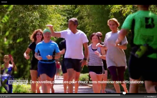 Adriana Karembeu et Michel Cymès apprennent la course pieds nus avec Christian Harberts pour "Les incroyables pouvoirs du corps humain".