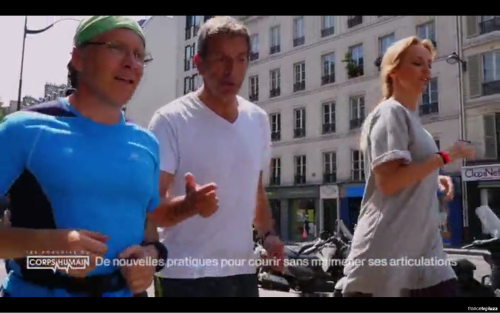 Adriana Karembeu et Michel Cymès apprennent la course pieds nus avec Christian Harberts pour "Les incroyables pouvoirs du corps humain".