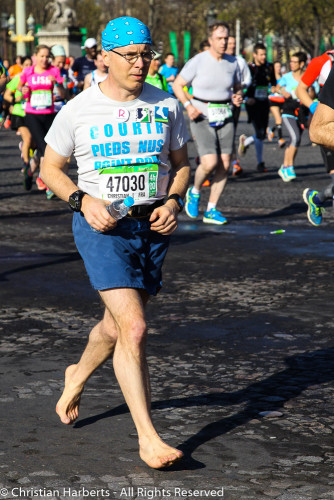 Christian Harberts, Marathon de Paris 2016 pieds nus - peu après le départ.