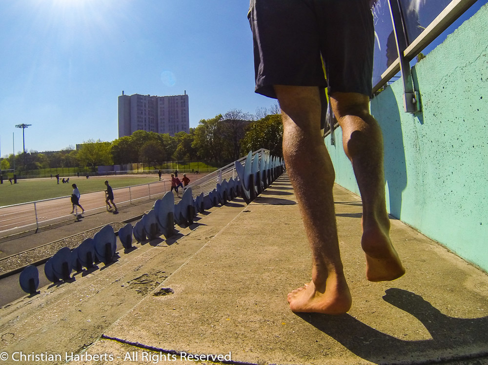 Courir Pied Nu Sur Tapis De Course Courir pieds nus - ou avec des chaussures minimalistes.